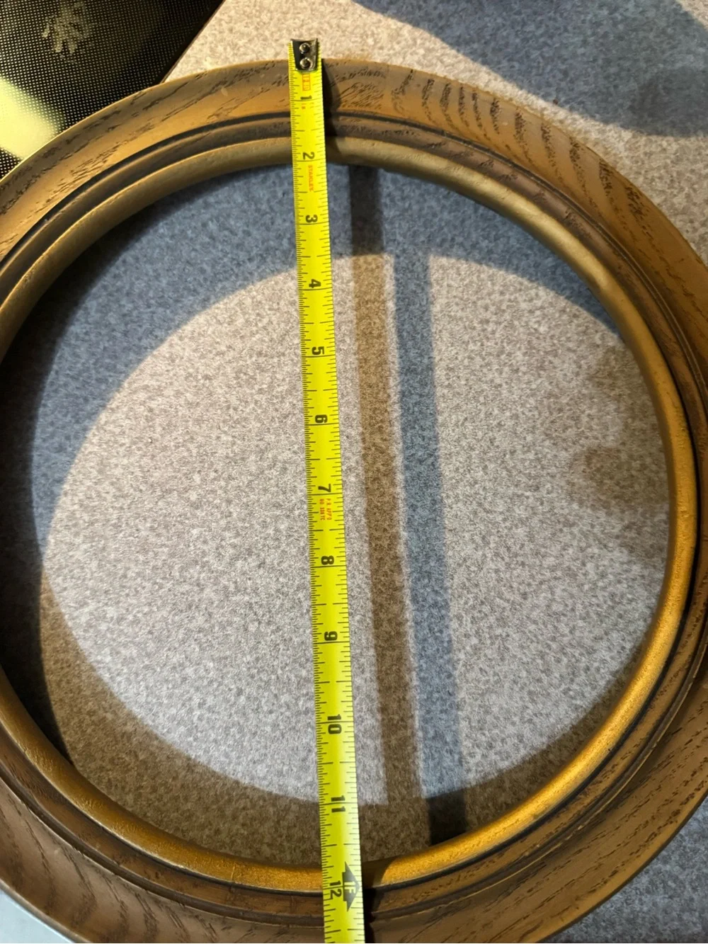 Classic Round Gold Picture Frame with Subtle Wood Grain